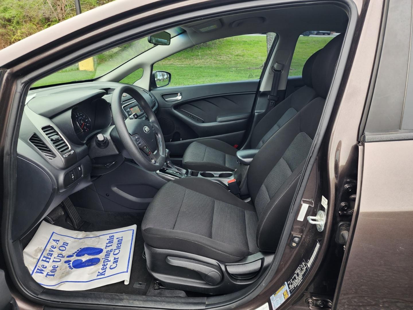 2017 Brown /Black Kia Forte LX (3KPFK4A76HE) with an 2.0L L4 DOHC 16V engine, Automatic transmission, located at 1221 Madison St., Shelbyville, TN, 37160, (931) 680-9439, 0.000000, 0.000000 - Photo#4